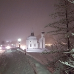 Roze avondverlichting rondom de Seekirchl