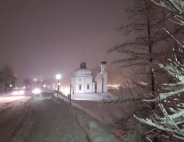 Roze avondverlichting rondom de Seekirchl