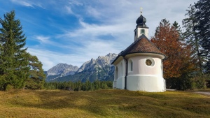 Roze kerkje bij Mittenwald